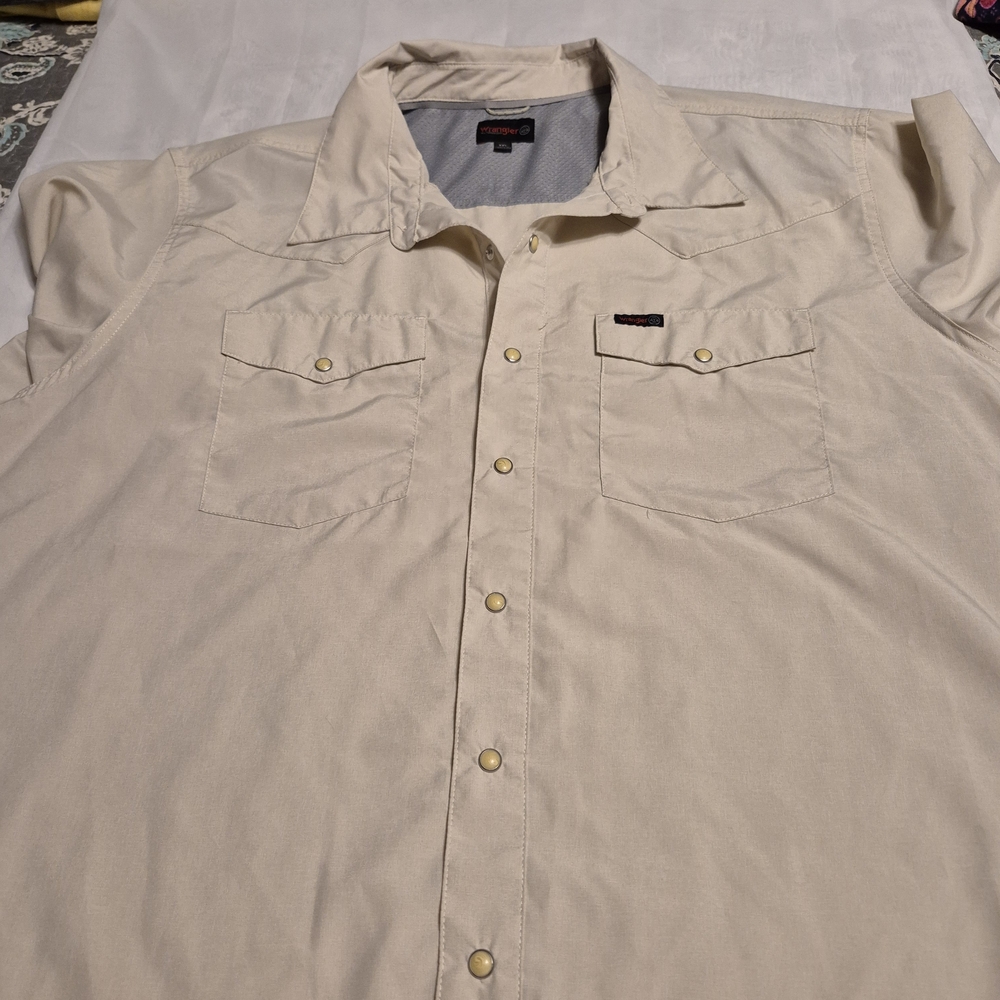 LIKE NEW!  Wrangler Men's Casual Pearl Button Down Shirt - Beige